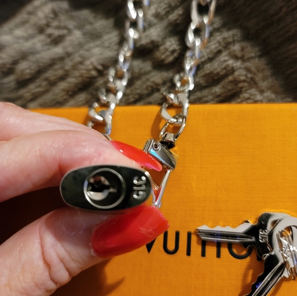 Auth Louis Vuitton #315 Silver Lock and Rare Padlock 2 keys 🔑 /COA/READ/2 sizes - Picture 3 of 7